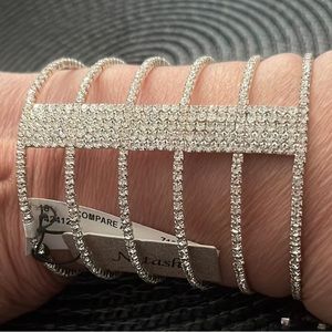 READY TO SHINE WITH THIS SEXY SILVER BRACELET WITH RHINESTONES